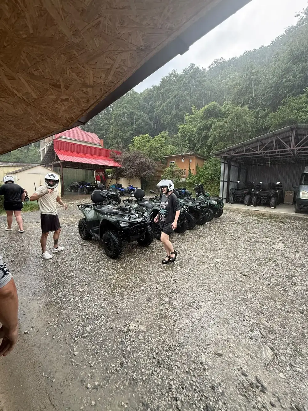 База и квадроциклы в дождь